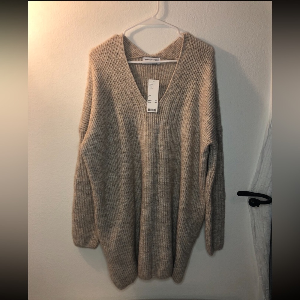 *NEW* with tags never worn URBAN OUTFITTERS sweater with pockets
